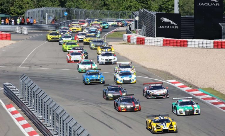 Automobilsport Autosport im ADAC Nordrhein, Motorsport Rallye, Rennwagen auf der Nordschleife.