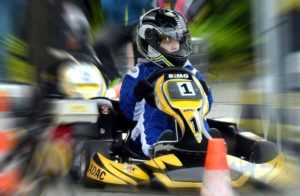 Motorsport im ADAC Nordrhein: Jugend gokartfahren bei Motorsport-Veranstaltung.