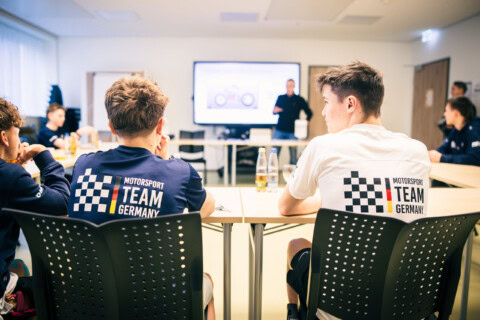 - Jungen Motorsportteam bei einer Schulung im Rahmen von ADAC Nordrhein.