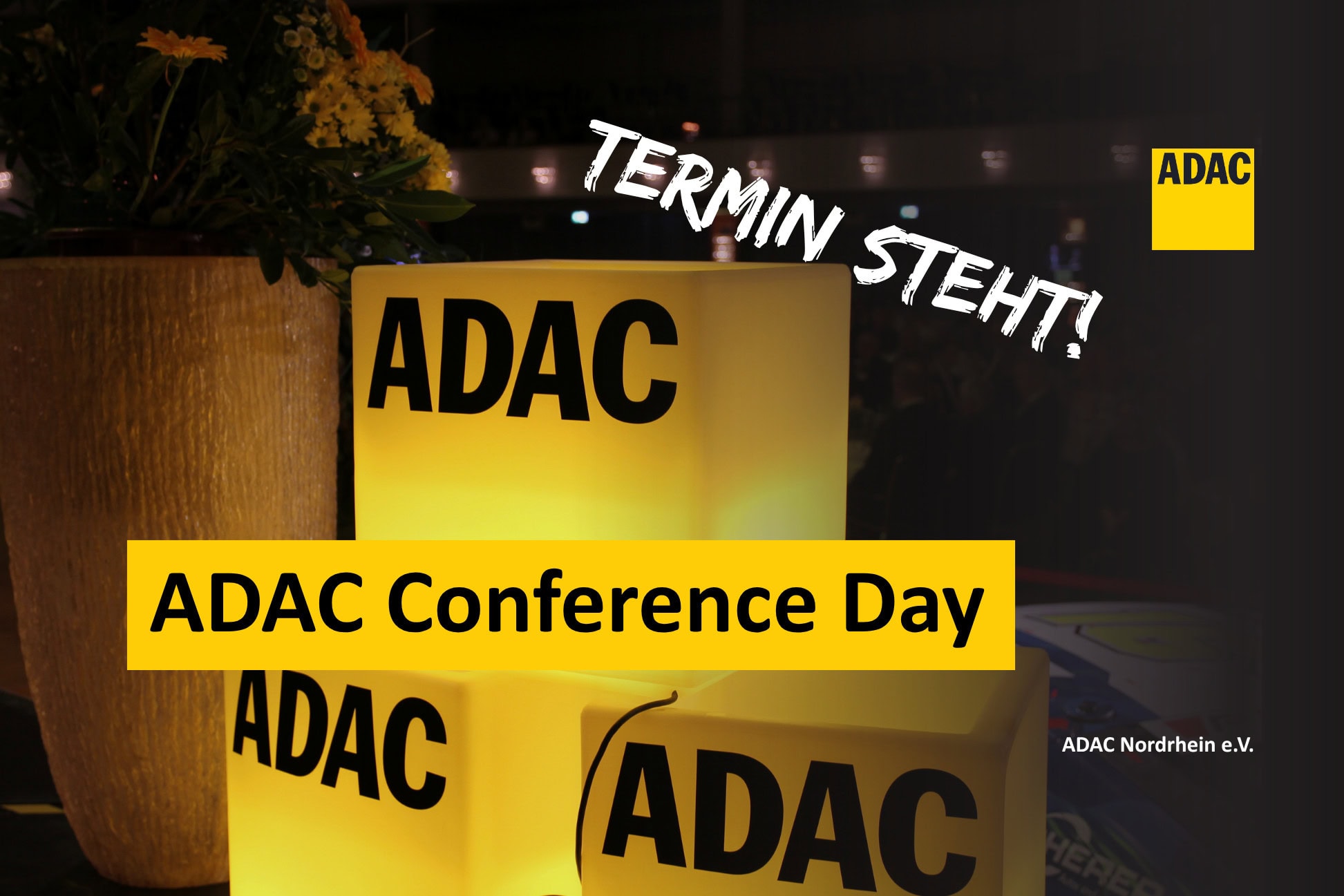 ADAC Leuchtwürfel mit ADAC Logo bei Motorsportveranstaltung.