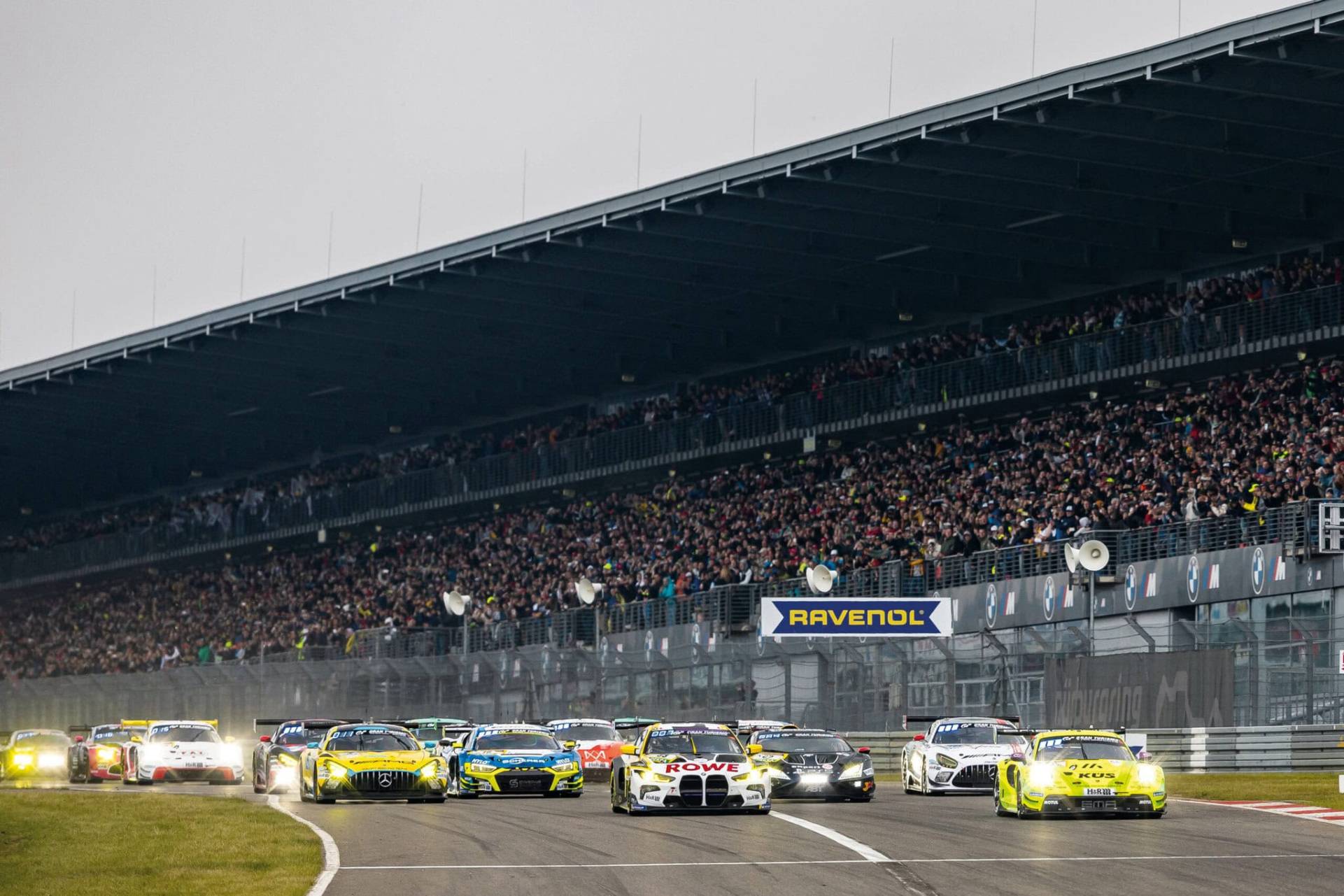 Rennstrecke im ADAC Nordrhein mit Motorsportwagen und großen Zuschauertribünen.