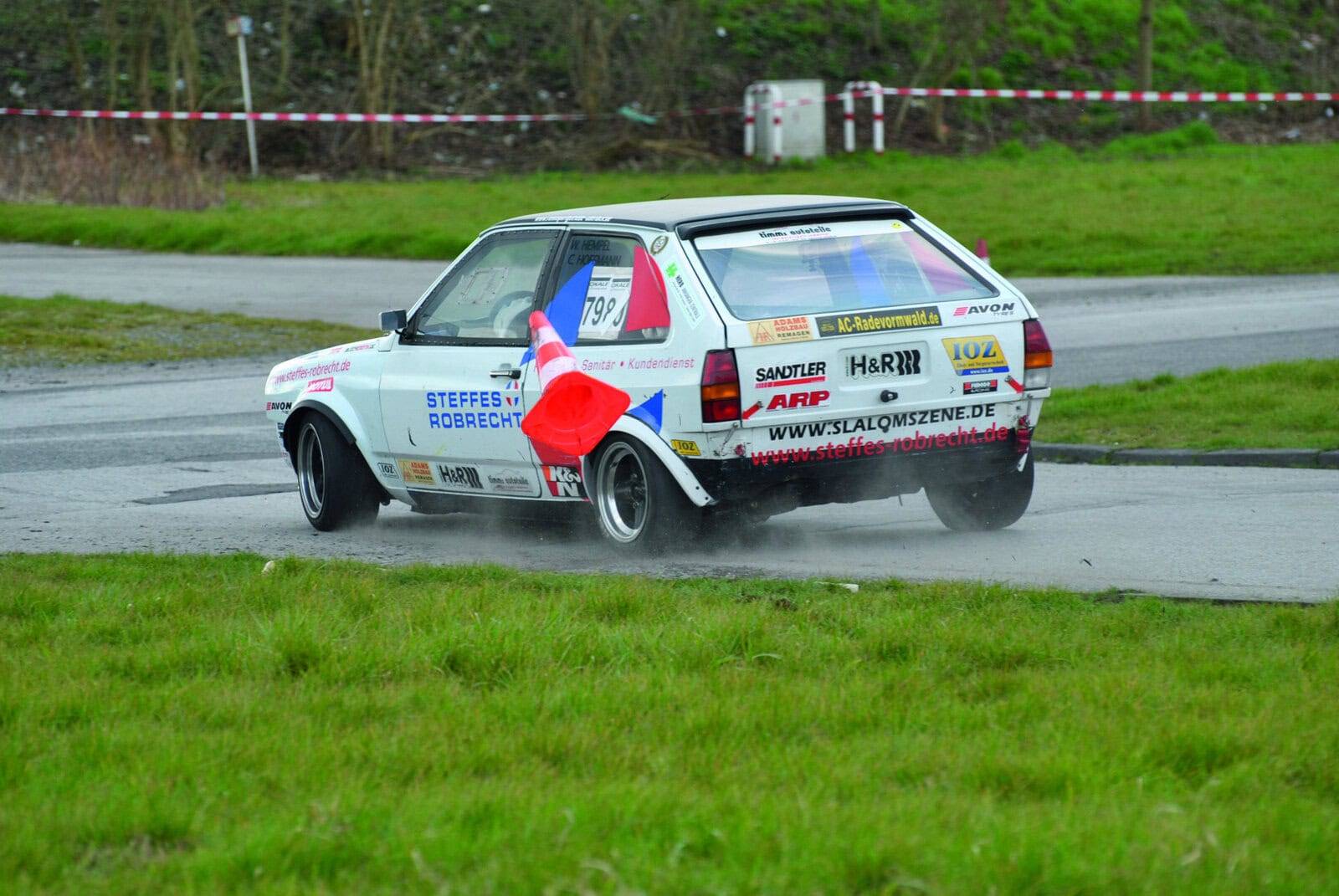 Motorsport im ADAC Nordrhein, Rallyeauto bei nassen Straßen, schnelle Kurven, Autowettrennen, Motorsport-Event, Rennen in Nordrhein-Westfalen.