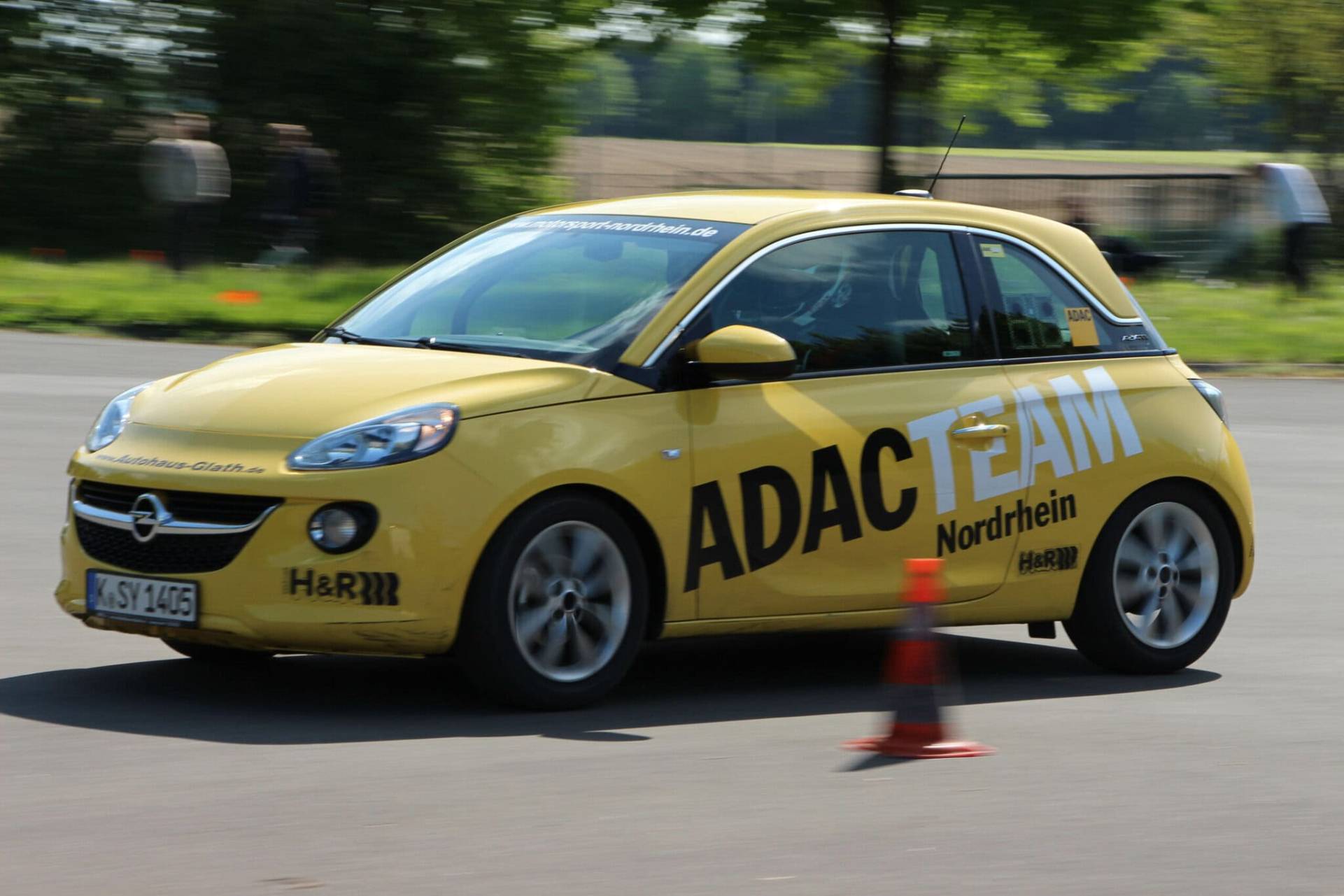 Opel Astra beim Motorsport im ADAC Nordrhein auf einer Fahrtraining-Attraktion.